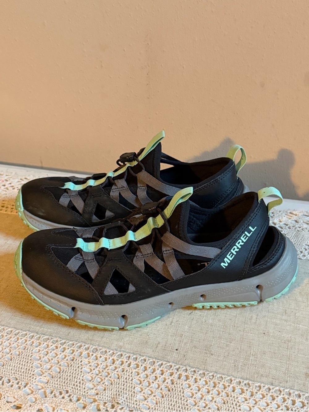 Merell Women's Hydrotrekker Synthetic Sieve Hiking Sandals
Sz 8 Black Mint